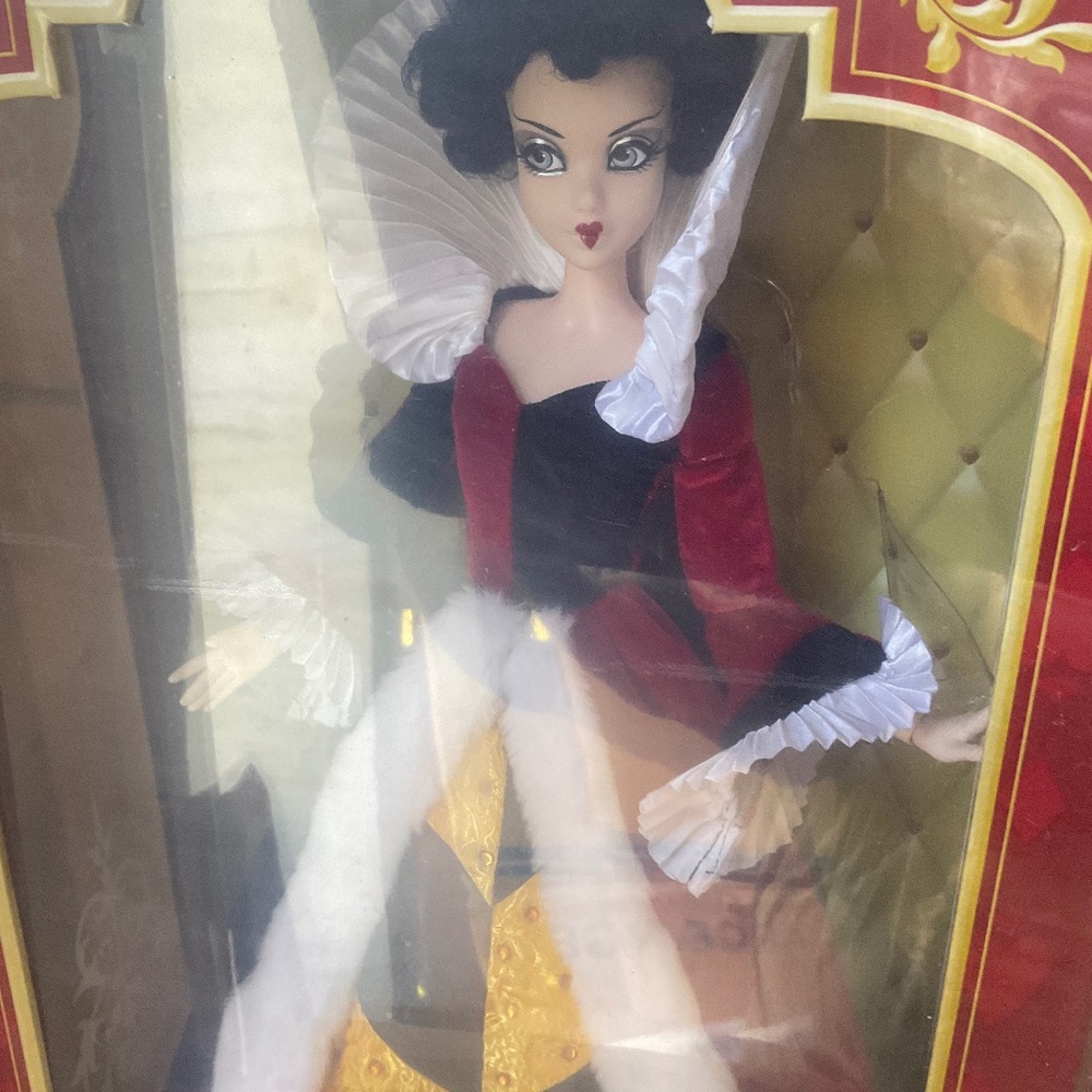 Disney store red queen limited edition doll